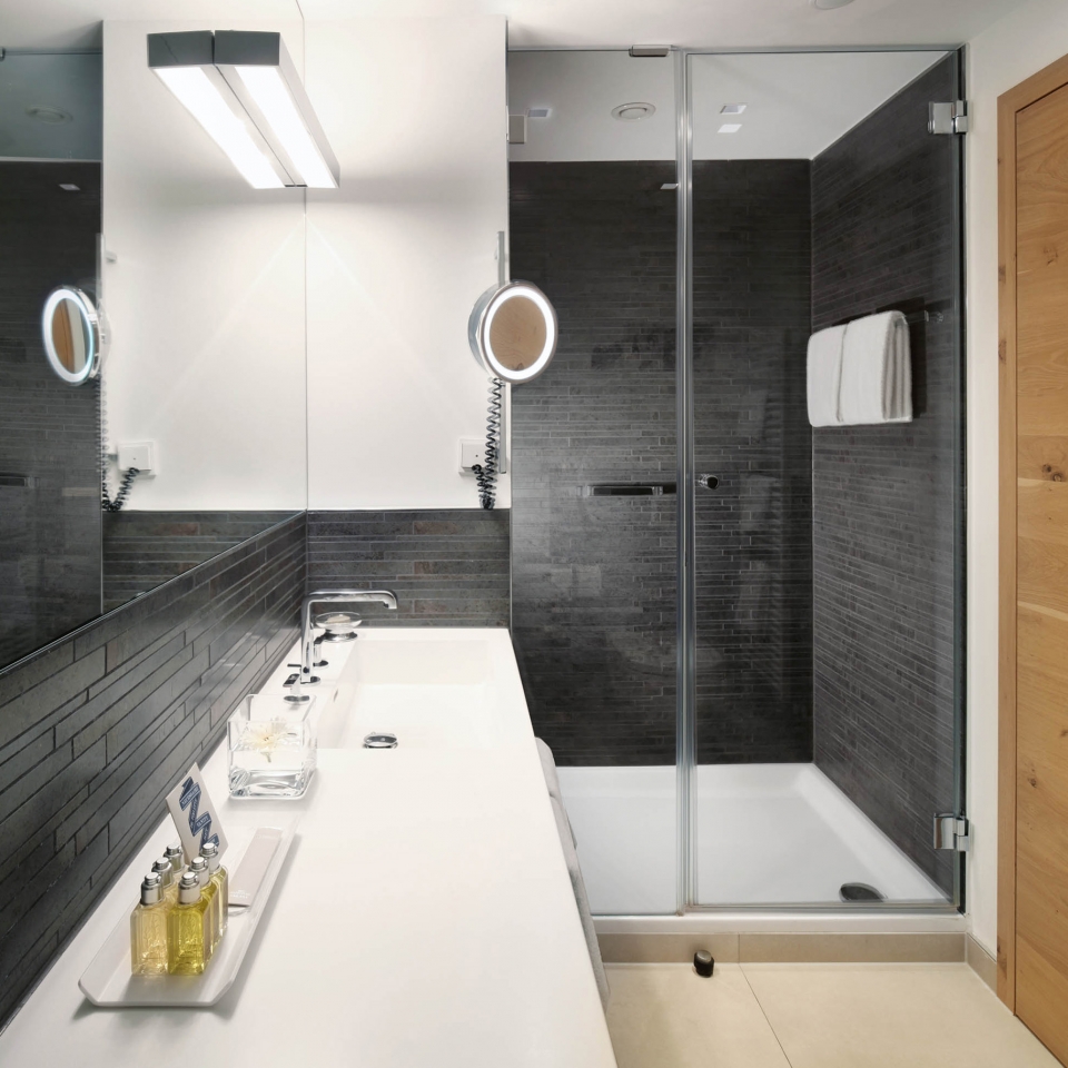 Ansicht eines modernen Badezimmers mit großzügiger Dusche 